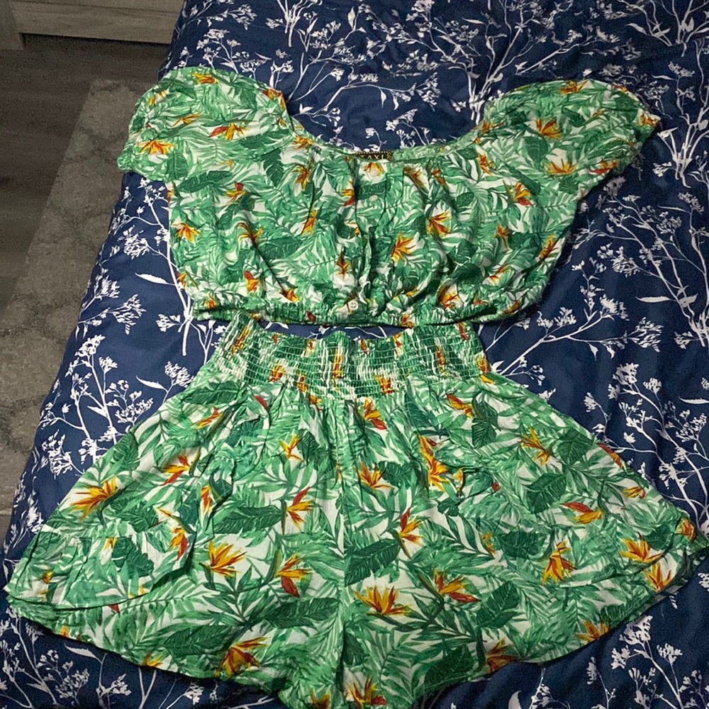 This is a 2 piece set for the summer with shorts and a shirt this is a size M